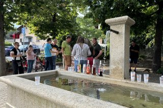 Les dialogues à la fontaine du Centre de Savièse. Ici à Granois, le 3 septembre 2024.